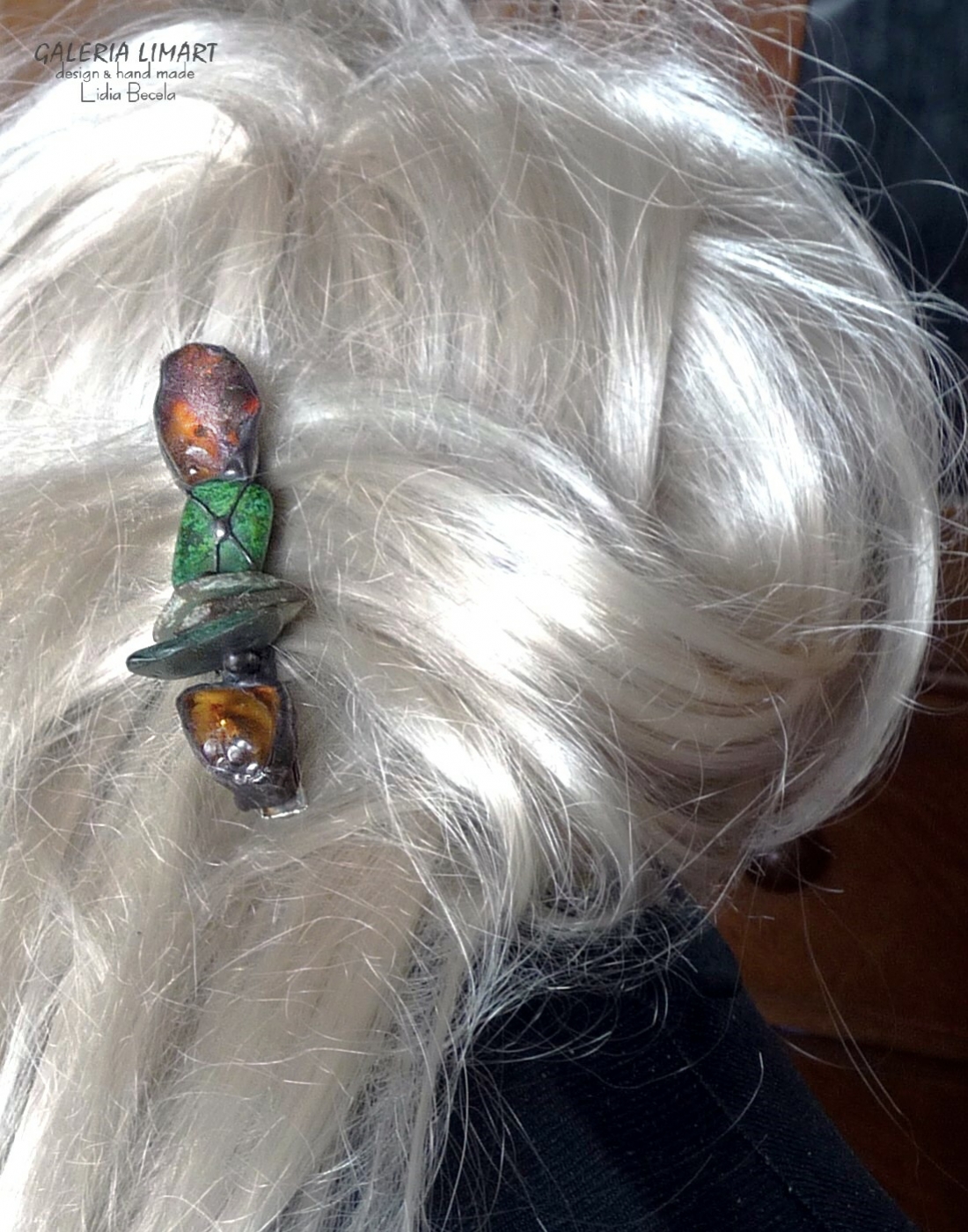 Autorska spinka do włosów z prawdziwym bursztynem bałtyckimi, zielonym howlitem i nieregularnymi plastrami kokosa